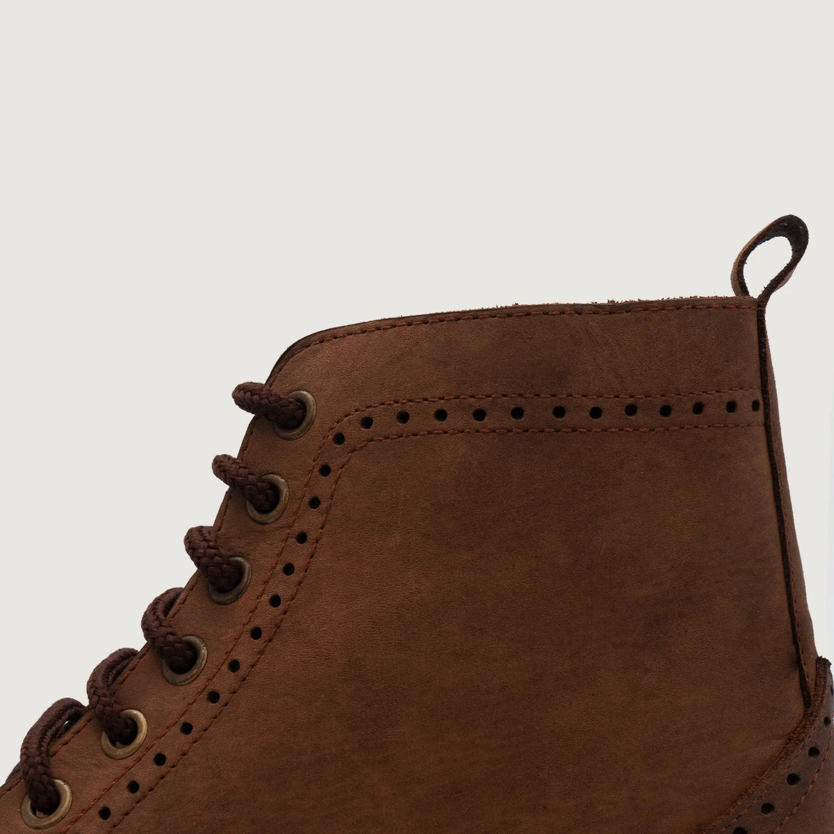 Close-Up Detail of Classic Collar & Heavy-Duty Zipper Hardware on Men's Duster Brogues Derby Oil Pull-up Brown Leather Boots