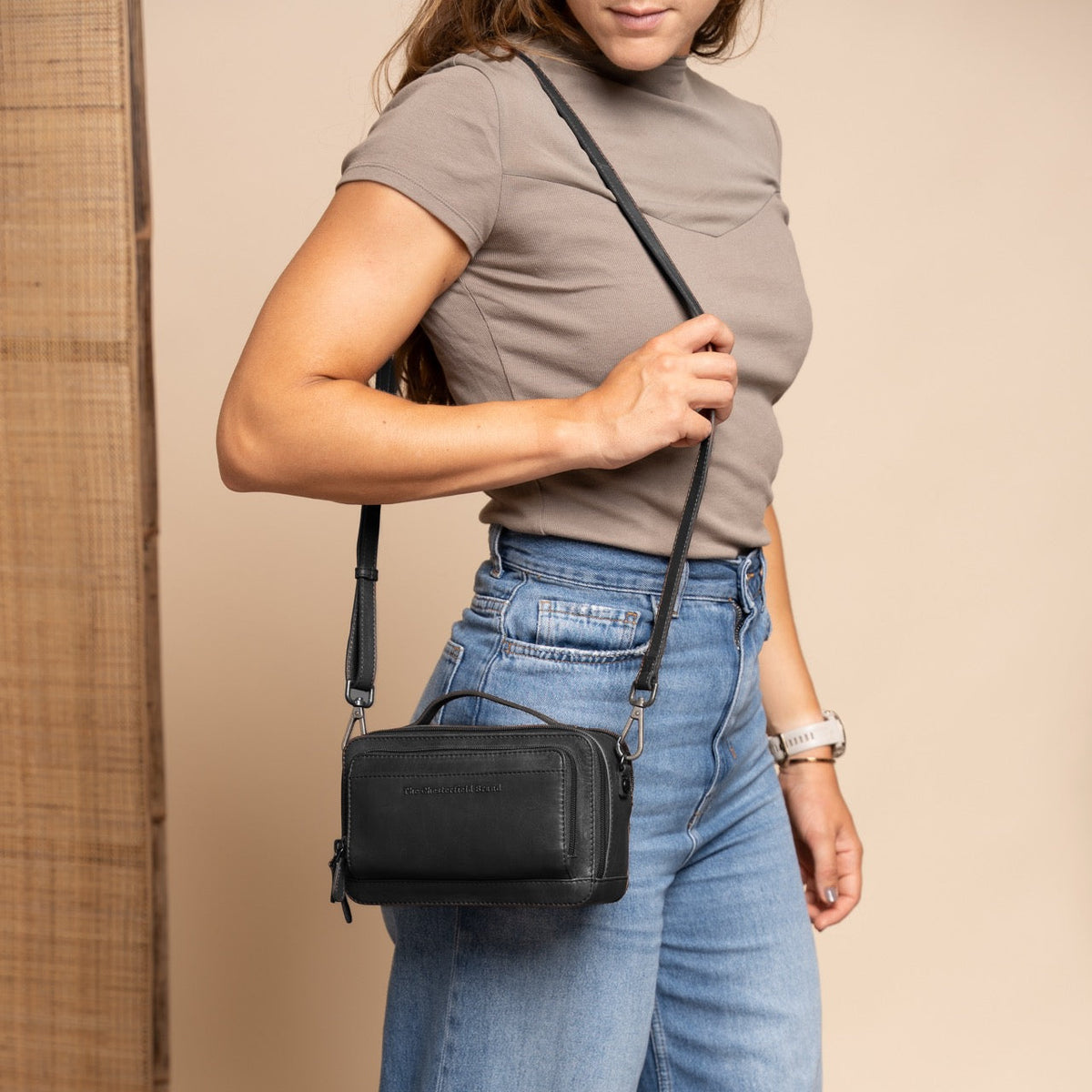 
Rovon Full-Grain Leather Crossbody Bag - Structured Side Profile Showing Gusset Depth & Expansion Capacity
