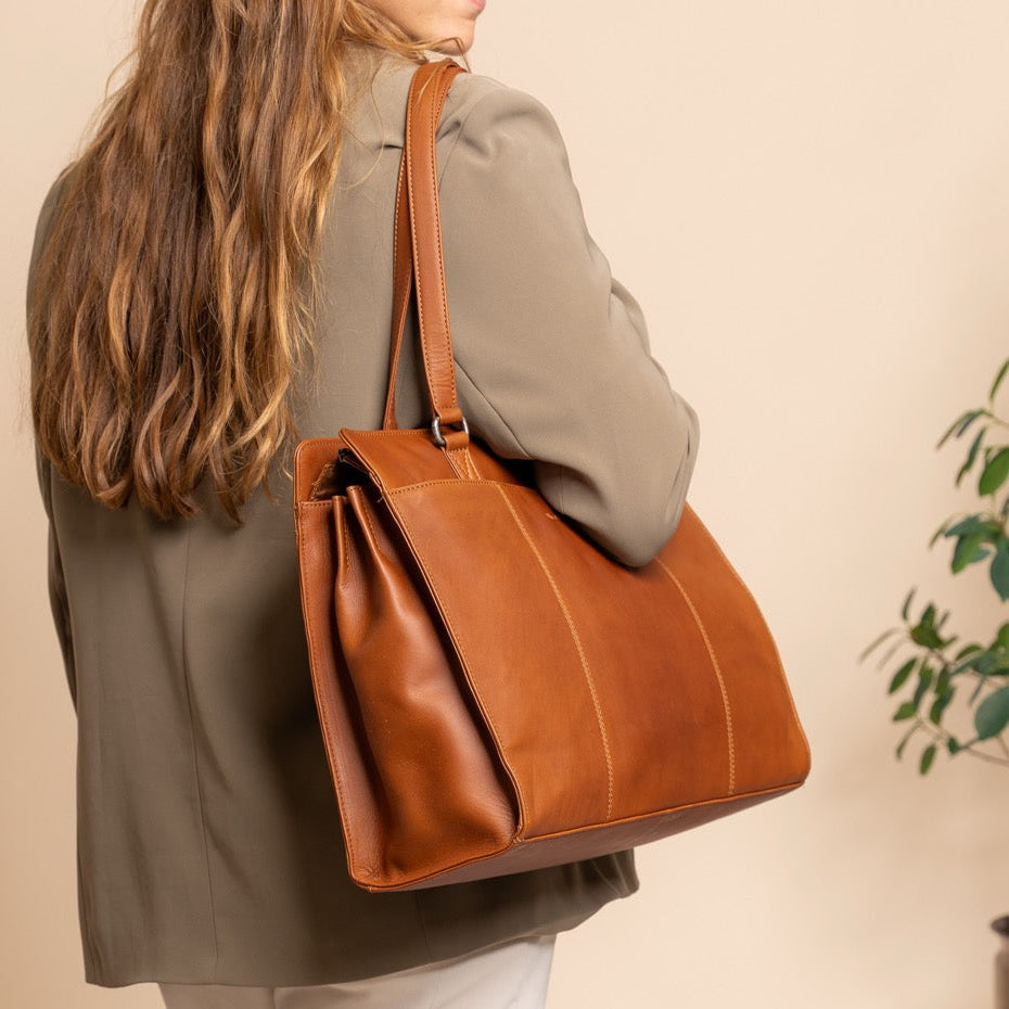 
Fidenza Full-Grain Leather Shoulder Bag – alternate product view 2