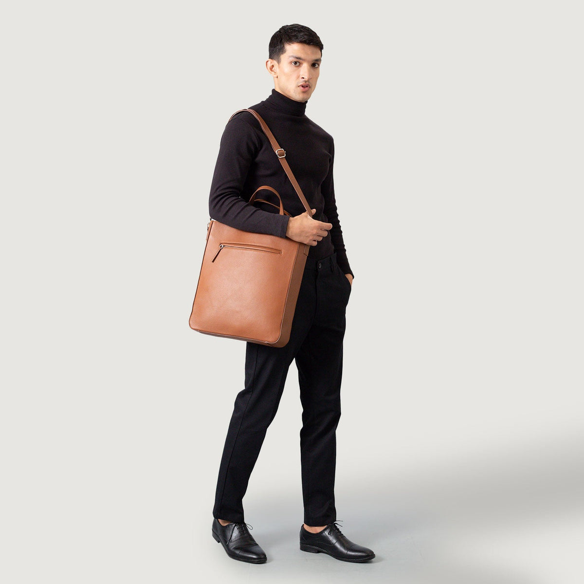 
The Poet Leather Tote Bag – alternate product view 9